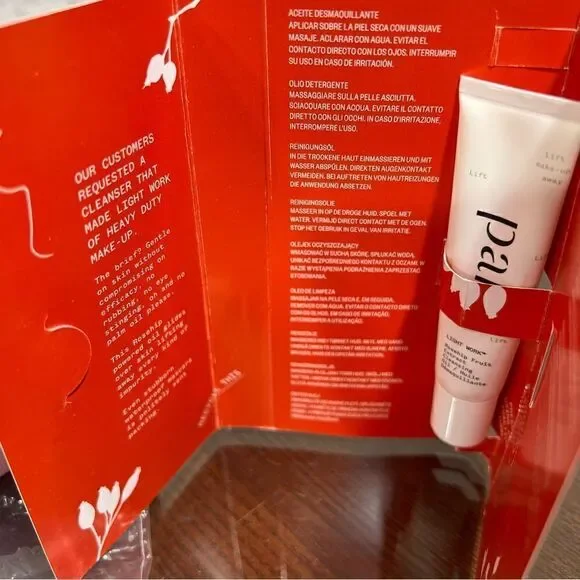 FREE PEOPLE make up bag with samples - Picture 6 of 7